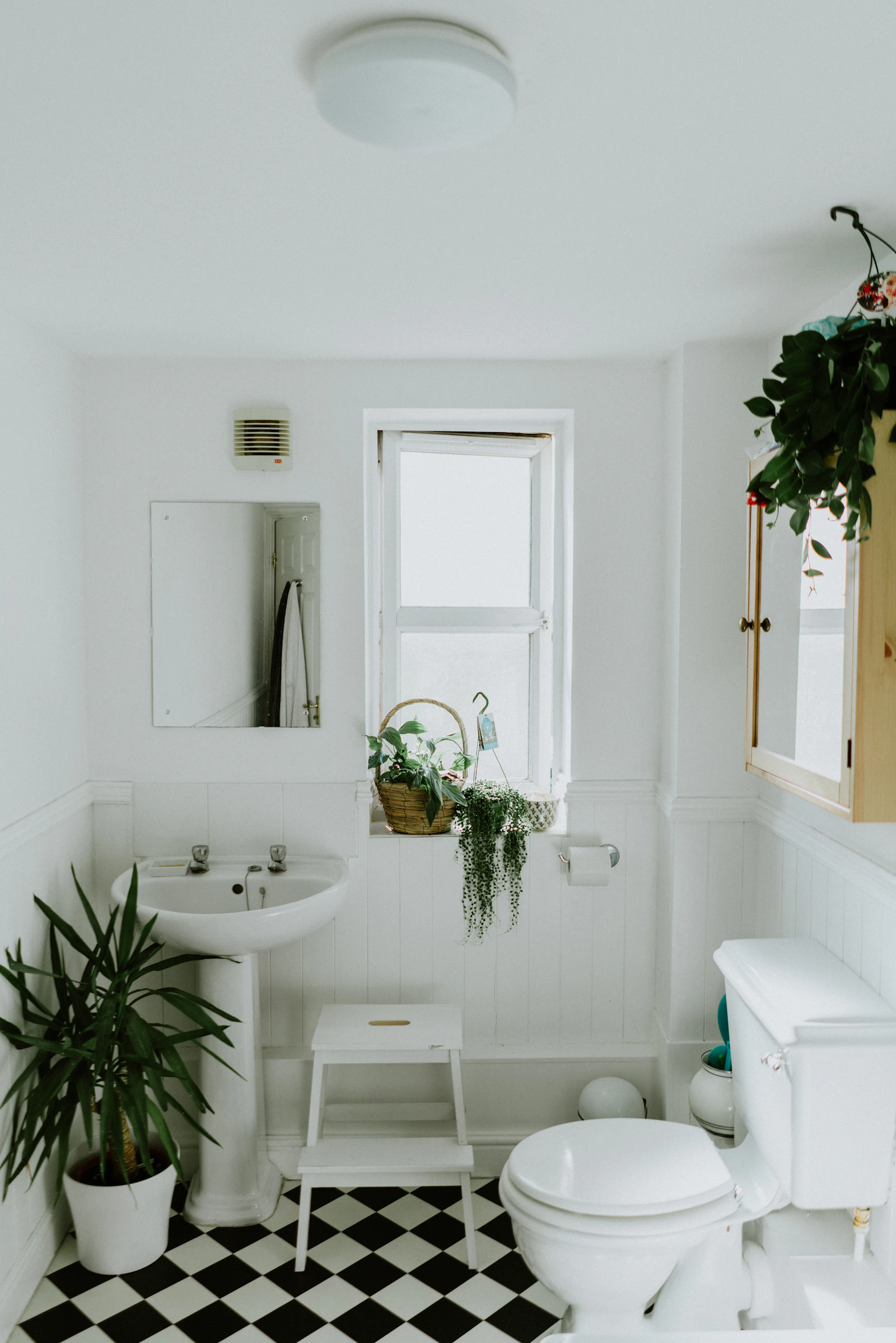 Beyaz ve sade bir banyo. Temsili görsel.